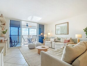 Smart TV, offices - Book your tropical stay in a 2 bedroom condo directly on the Gulf of Mexico (Fort Myers Beach)