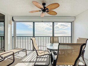 Outdoor dining - Book your tropical stay in a 2 bedroom condo directly on the Gulf of Mexico (Fort Myers Beach)