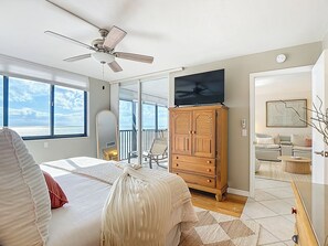 Iron/ironing board, free WiFi, bed sheets - Book your tropical stay in a 2 bedroom condo directly on the Gulf of Mexico (Fort Myers Beach)
