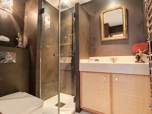 Douche, baignoire à jets, sèche-cheveux, serviettes fournies