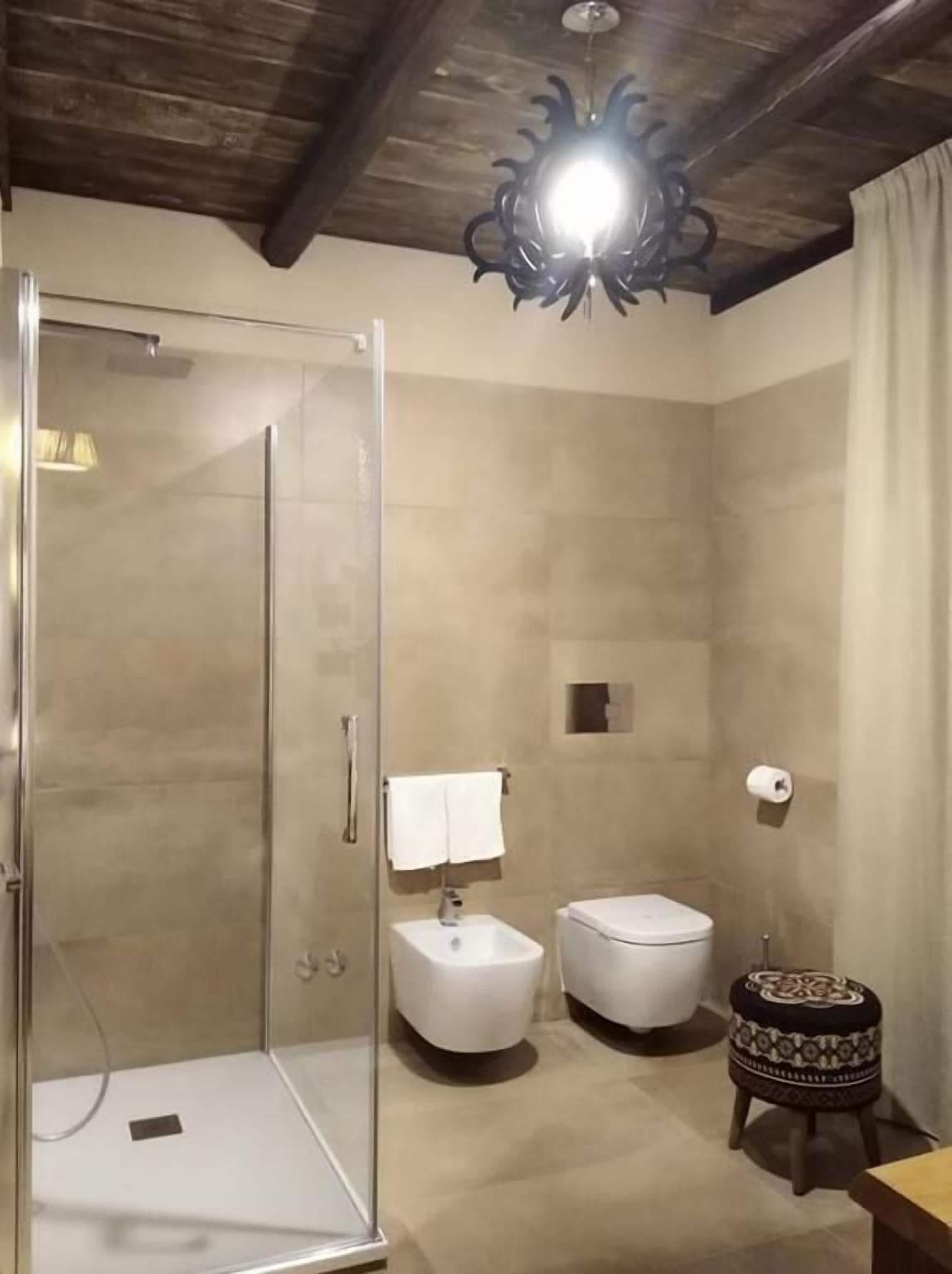 Douche, articles de toilette gratuits, sèche-cheveux