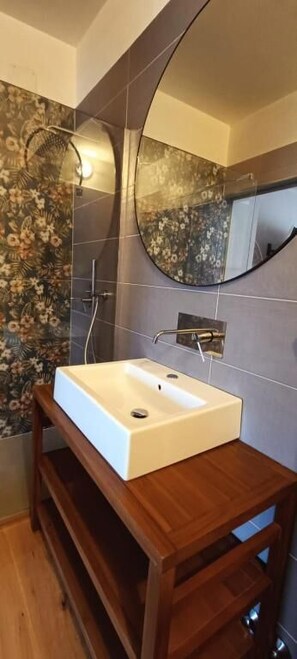 Shower, free toiletries, hair dryer, towels - HOTEL ARIMANNIA (Caramanico Terme)