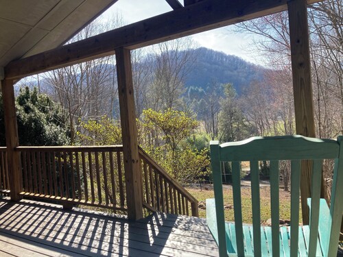 Adorable 2-bedroom farmhouse with easy access to I 40 exit 20