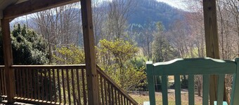 Adorable 2-bedroom farmhouse with easy access to I 40 exit 20