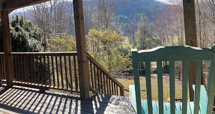 Adorable 2-bedroom farmhouse with easy access to I 40 exit 20