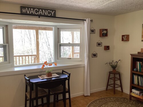 Adorable 2-bedroom farmhouse with easy access to I 40 exit 20