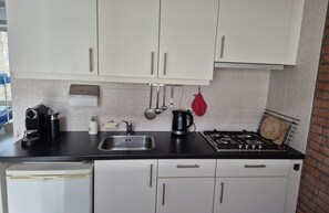 Réfrigérateur, micro-ondes, four, cafetière/bouilloire