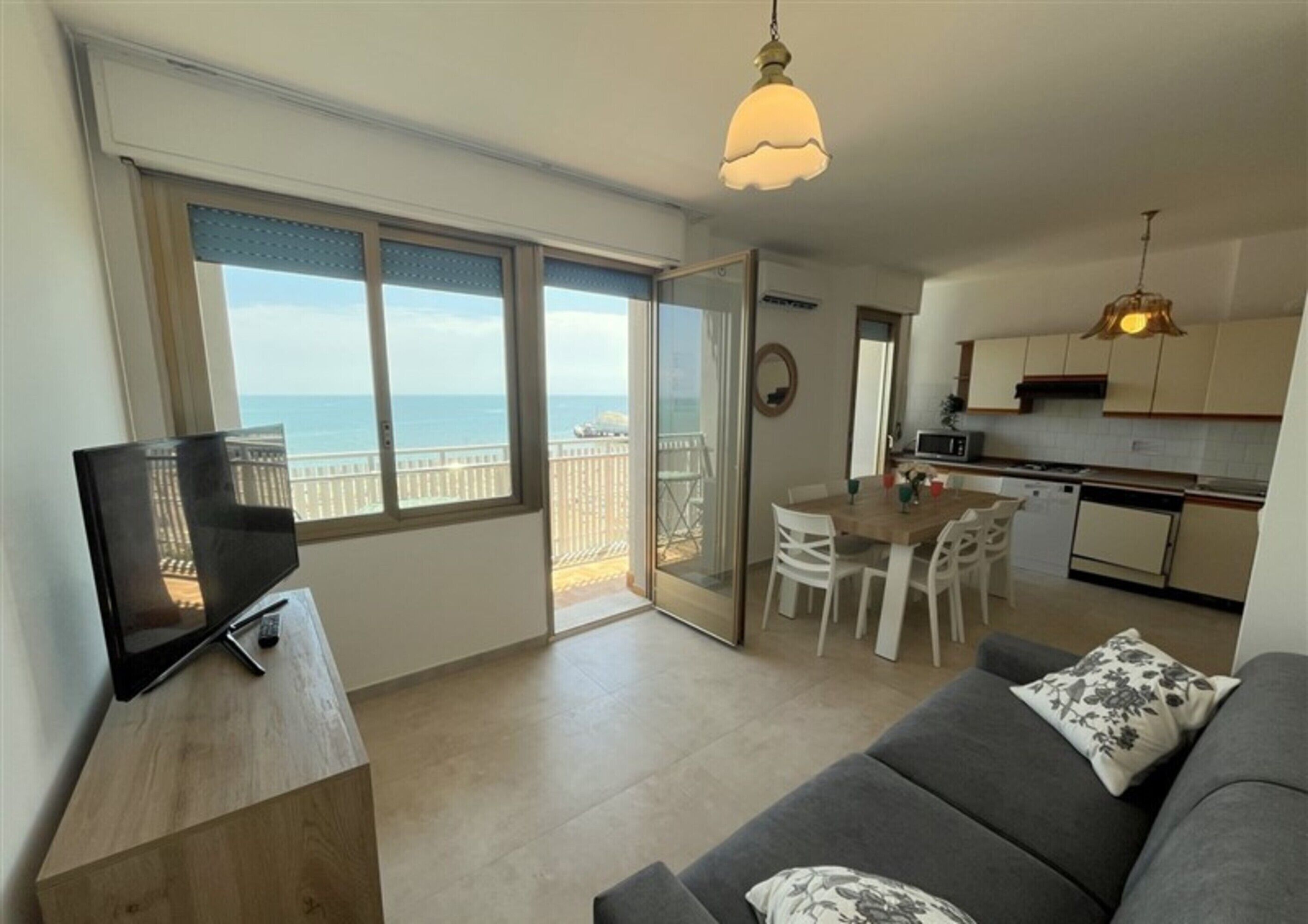 Apartamento, 3 habitaciones, balcón, vistas al mar | Sala de estar