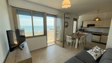 Apartamento, 3 habitaciones, balcón, vistas al mar | Sala de estar