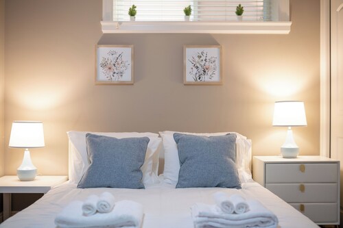 Spacious Comfortable 2-Bedroom Suite Near Transit – South Vancouver