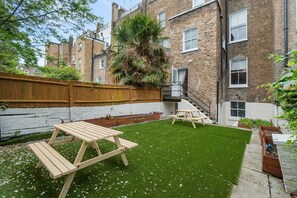 Outdoor dining - Argyl | Cambridge Gardens: Apt. B (Greater London)
