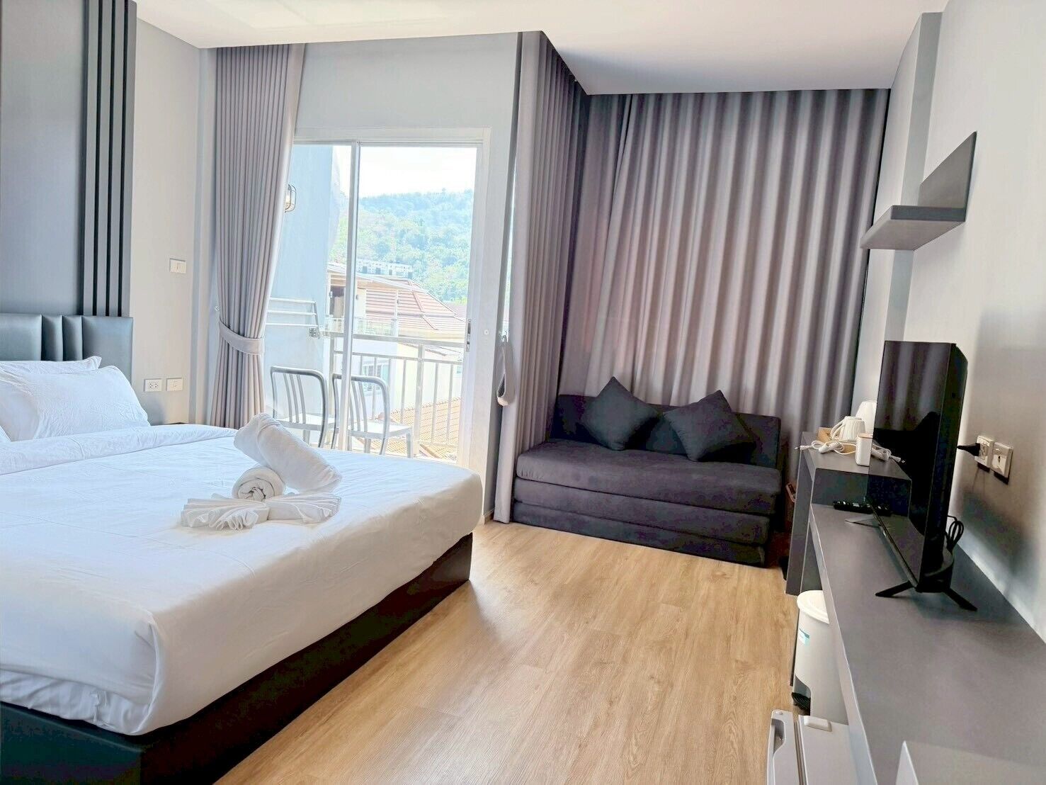 Deluxe Double Room | In-room safe, desk, free WiFi, bed sheets