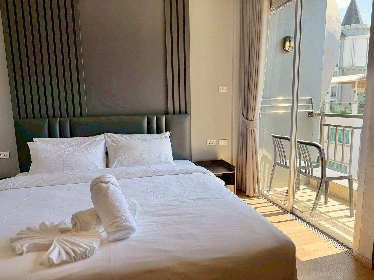 Habitación Deluxe doble | Caja fuerte, escritorio, wifi gratis y ropa de cama