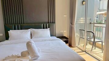 Habitación Deluxe doble | Caja fuerte, escritorio, wifi gratis y ropa de cama