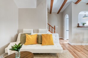 TV, stereo - Holiday Home 'Casa Claudia' with Shared Pool, Wi-Fi and Air Conditioning (Alicante)