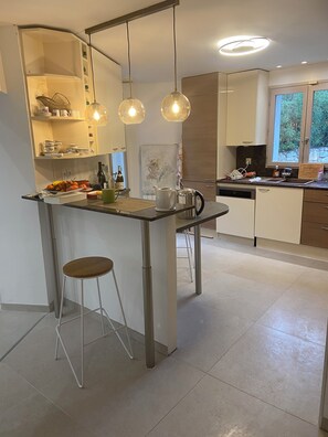 Microwave, oven, stovetop, dishwasher - Lovely Provencal residential villa on the Esterel golf course, 4km from beaches (Saint-Raphaël)