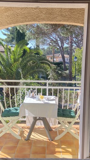 Outdoor dining - Lovely Provencal residential villa on the Esterel golf course, 4km from beaches (Saint-Raphaël)