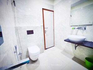 Shower, towels, soap, shampoo - hotel nandini palace (Varanasi)