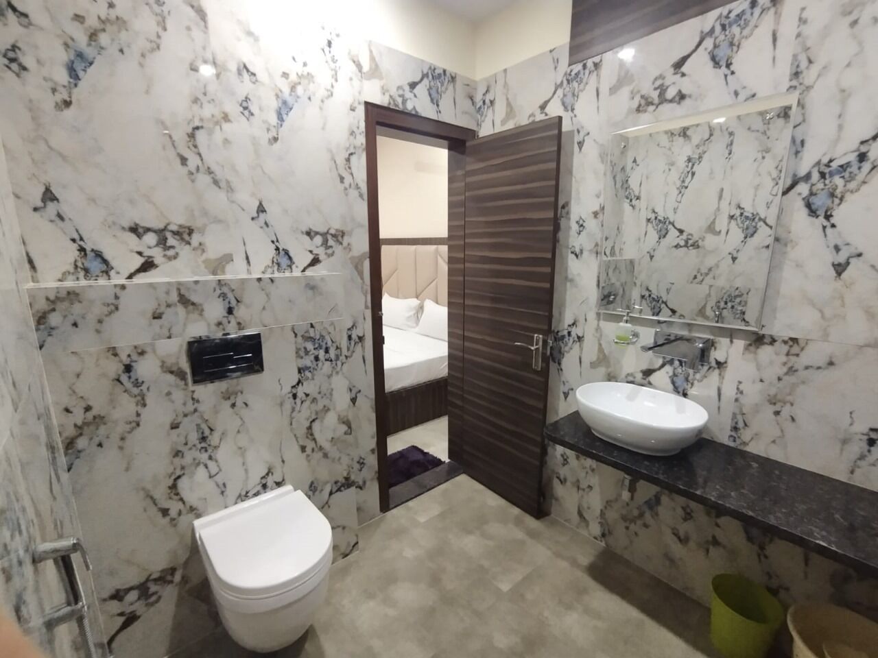 Quarto casal luxo | Banheiro | Chuveiro, toalhas de banho, sabonete, shampoo