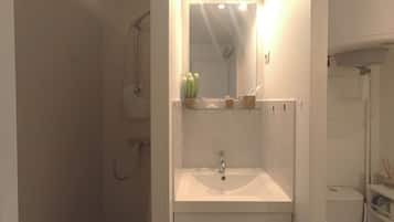Douche, sèche-cheveux, serviettes fournies