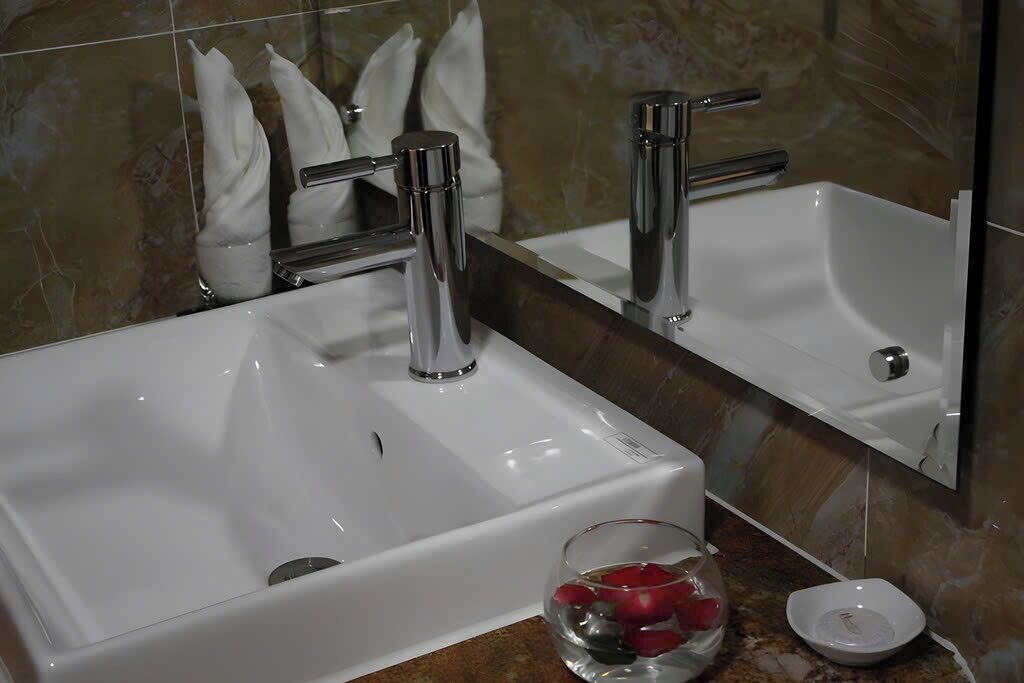 Combined shower/bathtub, free toiletries, hair dryer, slippers