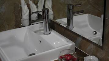 Combined shower/bathtub, free toiletries, hair dryer, slippers