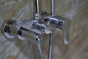 Combined shower/bathtub, designer toiletries, hair dryer, bathrobes - Azen Westlake Hotel Hanoi (Ha Noi)