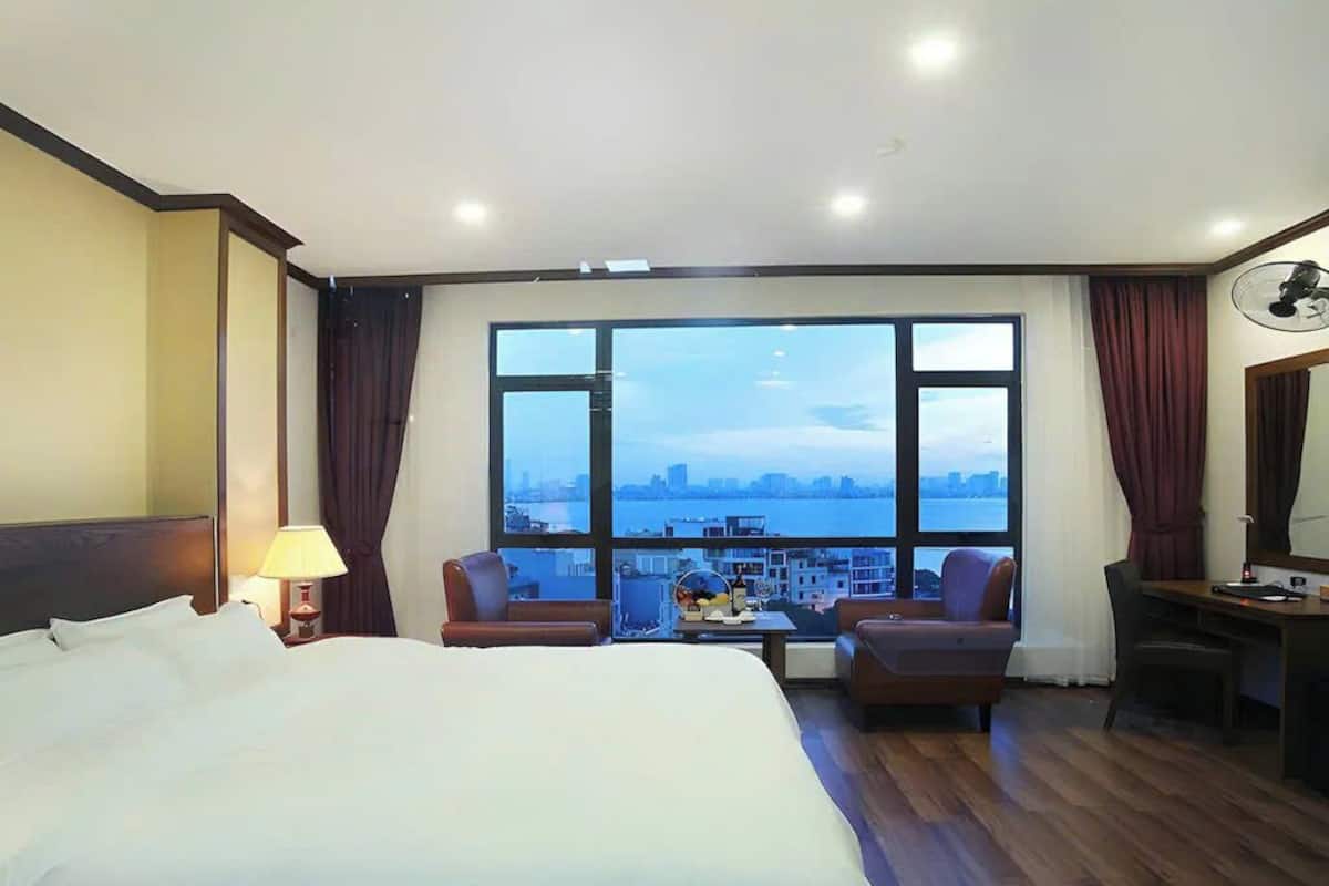 Kahden hengen executive-huone, 1 suuri parisänky, järven rannalla | Tallelokero huoneessa, työpöytä