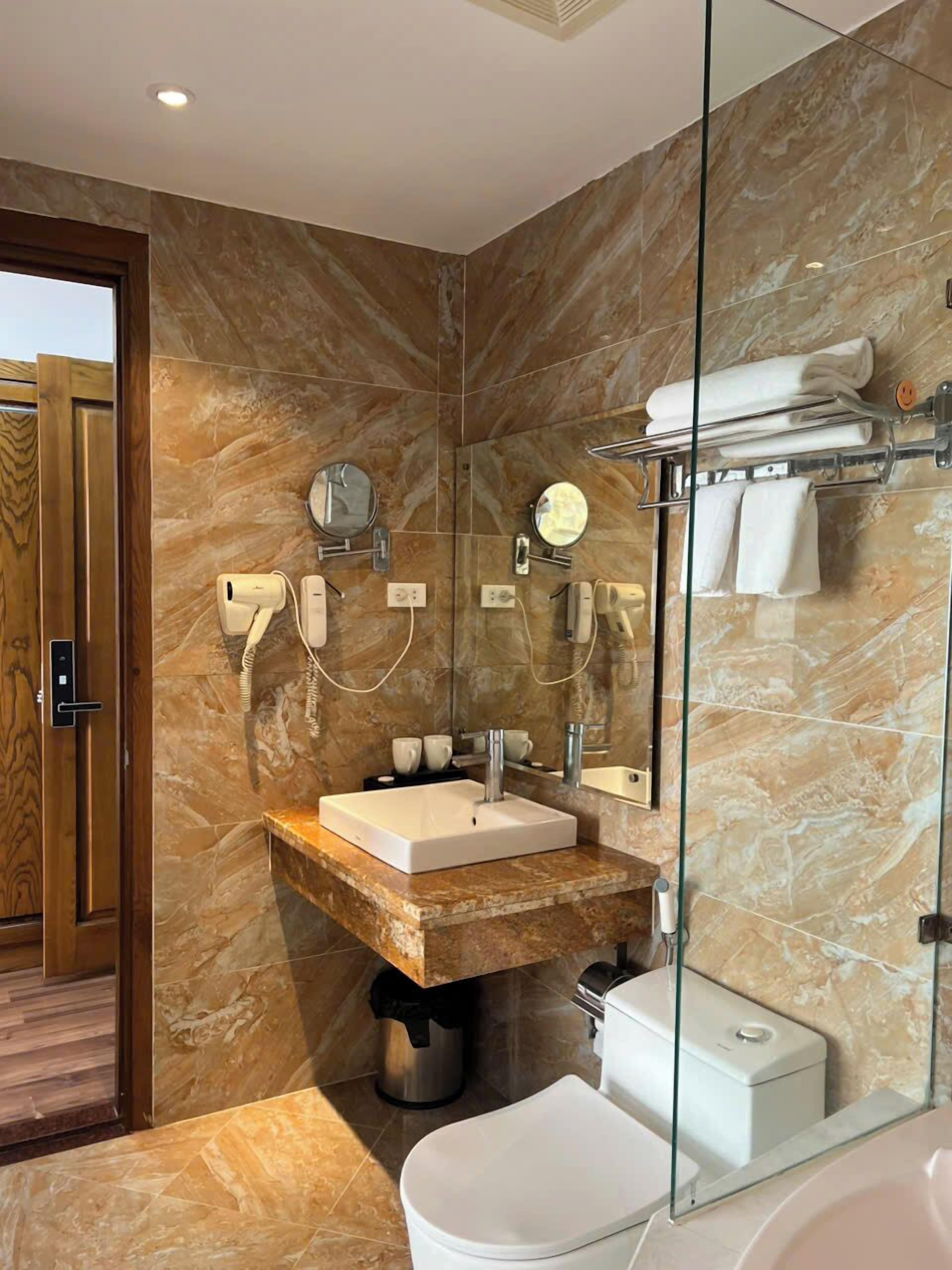 Executive Double Room, 1 King Bed, Lakeside | Bathroom | Combined shower/bathtub, designer toiletries, hair dryer, bathrobes