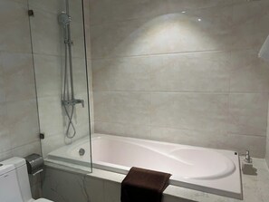 Combined shower/tub, designer toiletries, hair dryer, bathrobes - Azen Westlake Hotel Hanoi (Ha Noi)