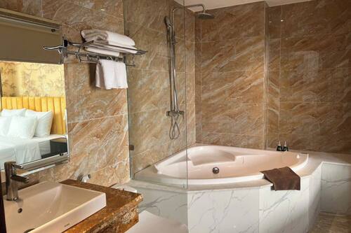 Chambre Double Exécutive, 1 très grand lit, en bord de lac | Salle de bain | Ensemble douche/baignoire, articles de toilette de luxe, sèche-cheveux