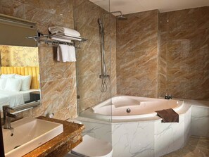 Executive-Doppelzimmer, 1 King-Bett, Seeseite | Badezimmer | Duschwanne, Designer-Toilettenartikel, Haartrockner, Bademäntel