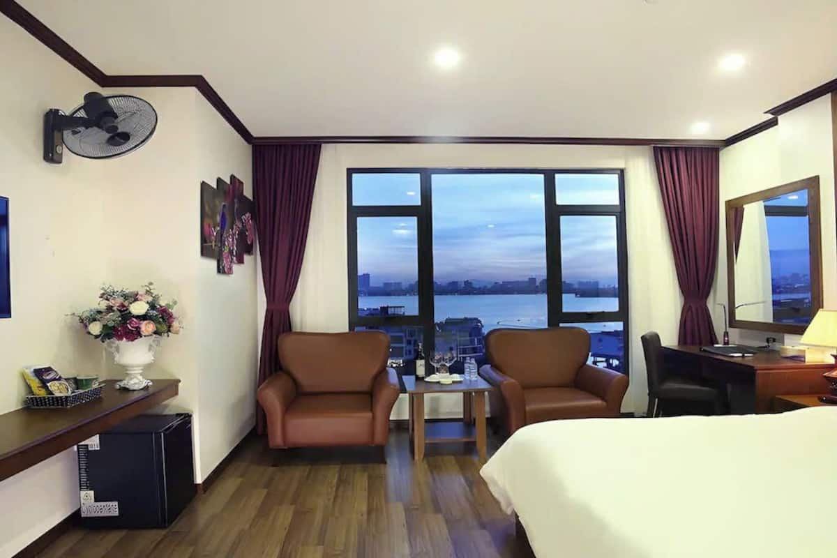 Kahden hengen junior-huone, 1 suuri parisänky, järvinäköala | Tallelokero huoneessa, työpöytä