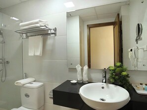 Combined shower/bathtub, free toiletries, hair dryer, slippers - Azen Westlake Hotel Hanoi (Ha Noi)