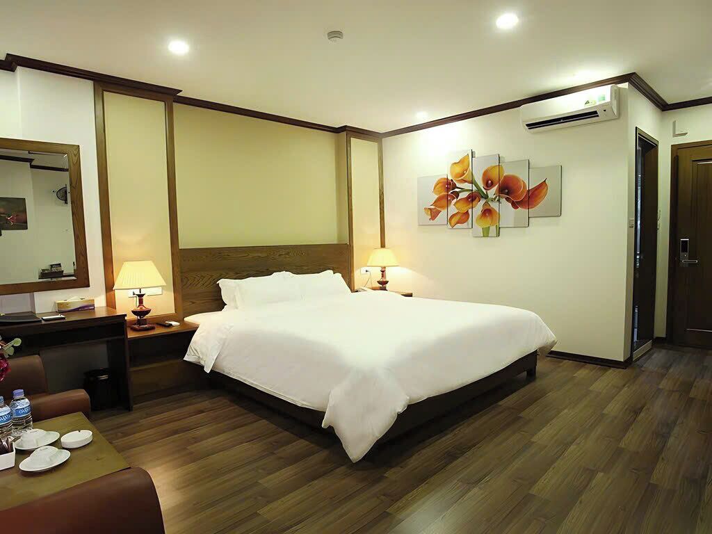 Deluxe-huone, 1 suuri parisänky, oma kylpyhuone, kaupunkinäköala | Tallelokero huoneessa, työpöytä