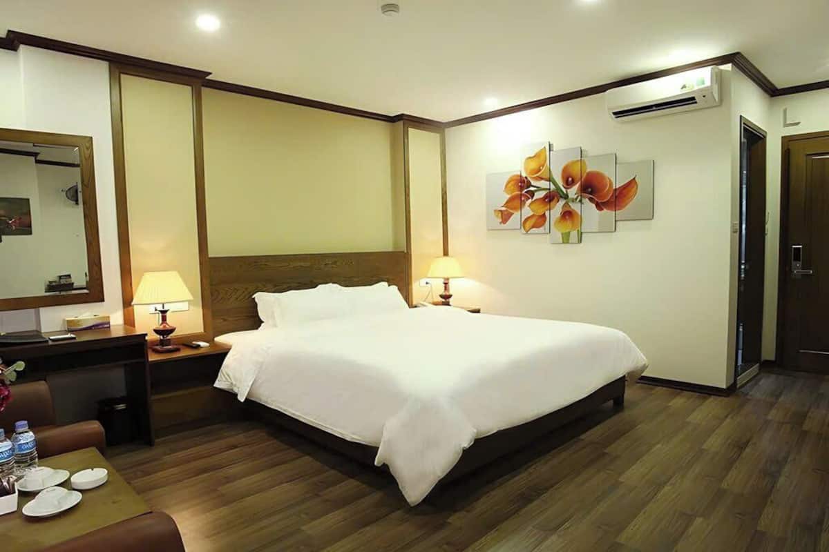 Deluxe-huone, 1 suuri parisänky, oma kylpyhuone, kaupunkinäköala | Tallelokero huoneessa, työpöytä