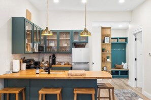 Microondas, horno, parrilla de estufa y lavavajillas 