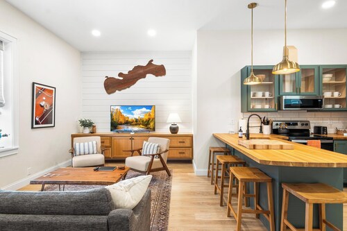 Fully Updated 2 Bedroom Apartment - In Downtown and Steps from Green Lake