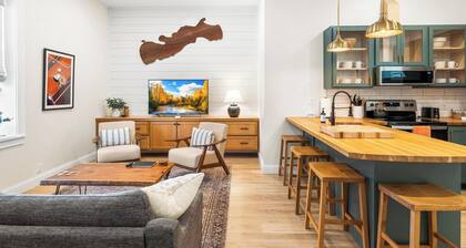 Fully Updated 2 Bedroom Apartment - In Downtown and Steps from Green Lake