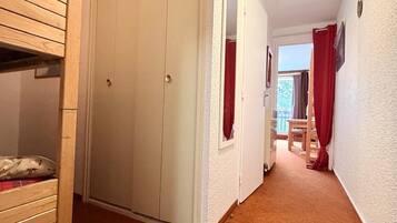 1 chambre, fer et planche Ă repasser