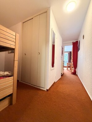 1 chambre, fer et planche à repasser