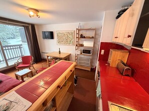 Kylskåp, mikrovågsugn, diskmaskin och kaffe- och tebryggare