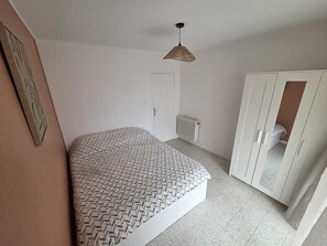 Iron/ironing board, WiFi, bed sheets