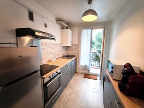 Fridge, microwave, oven, coffee/tea maker - Quiet flat in Ajaccio, neat beaches and downtown (Ajaccio)