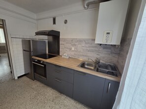 Fridge, microwave, oven, coffee/tea maker