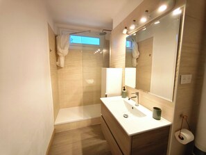 Shower, hair dryer, towels - Quiet flat in Ajaccio, neat beaches and downtown (Ajaccio)