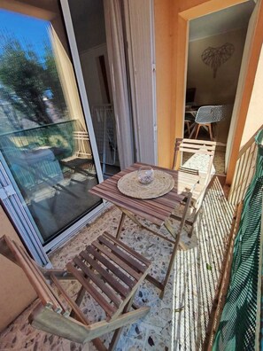 Outdoor dining - Quiet flat in Ajaccio, neat beaches and downtown (Ajaccio)