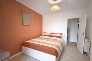 2 室のベッドルーム、アイロン / アイロン台、WiFi、ベッドシーツ
