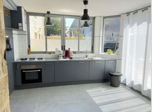 Réfrigérateur, four, lave-vaisselle, cafetière/bouilloire