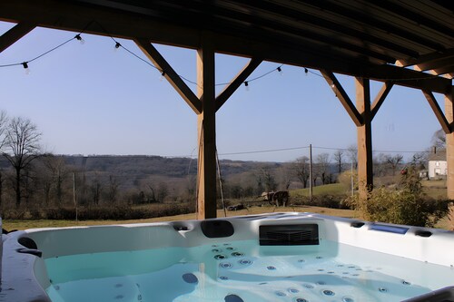Gîte La Grange de Loey with Spa, Mountain View, Private Terrace and Wi-Fi